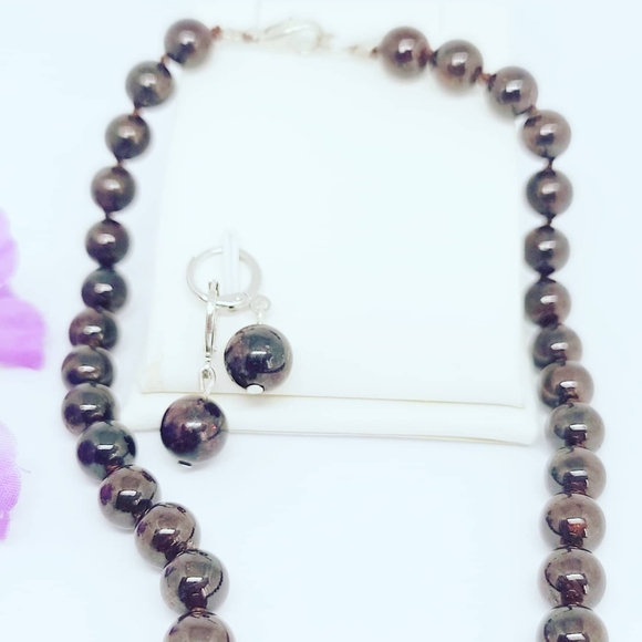 Natural Garnet beaded necklace and earrings set - Picture 4 of 4